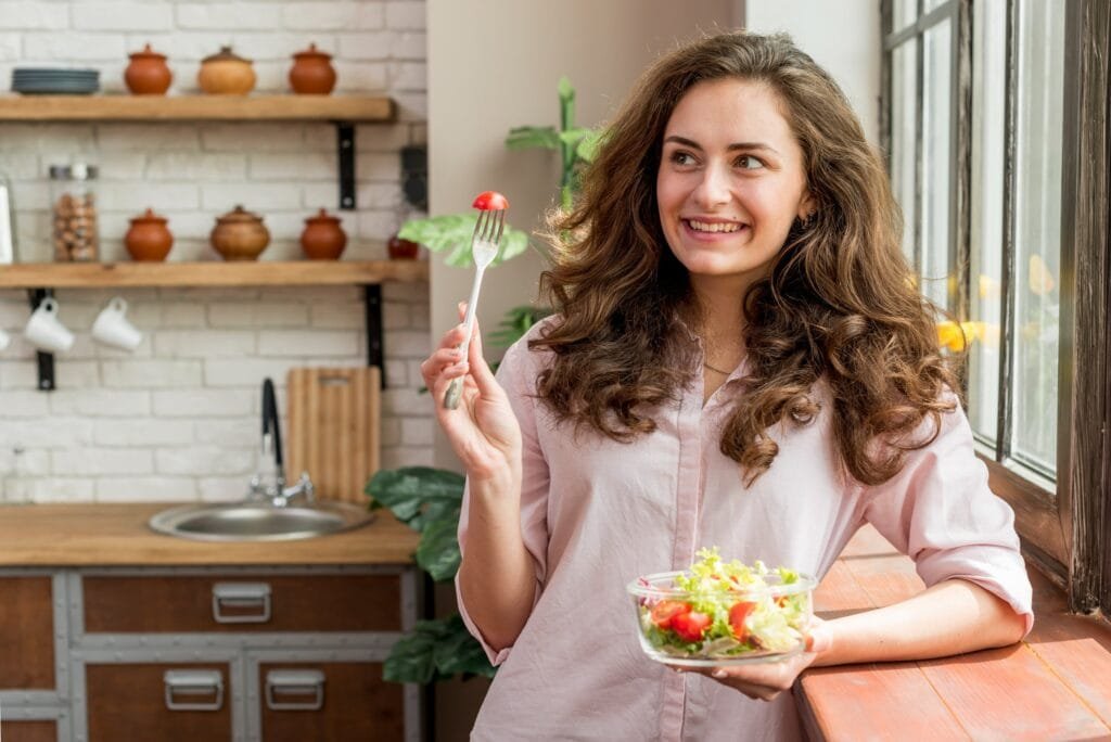 brunette woman eating salad YBg759Vkp4sW2kXP