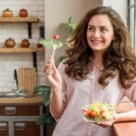 brunette woman eating salad YBg759Vkp4sW2kXP
